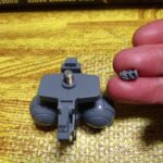 シナンジュVer.kaの腰が折れるトラブルの画像