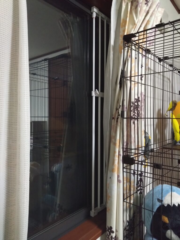 猫の脱走防止用のツッパリ棚応用例2