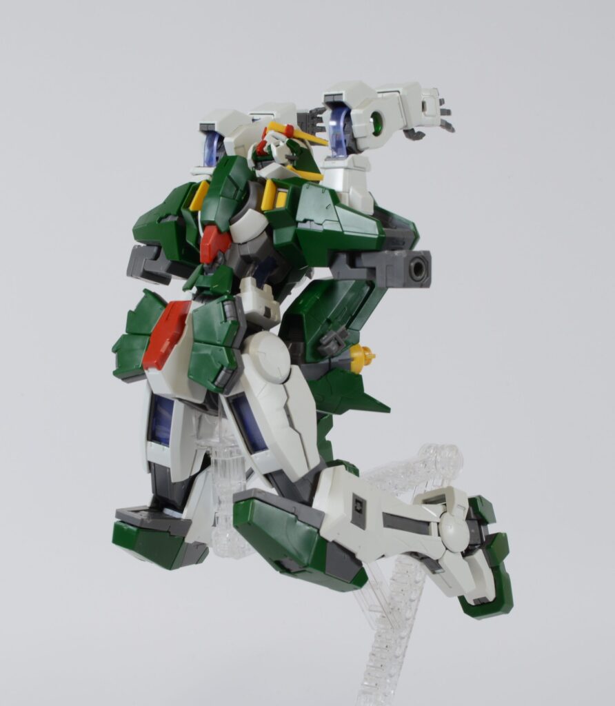 MGガンダムデュナメス素組ポージング15走り幅跳び