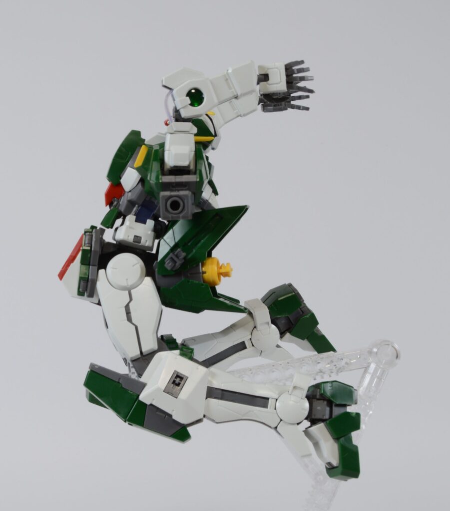 MGガンダムデュナメス素組ポージング14走り幅跳び