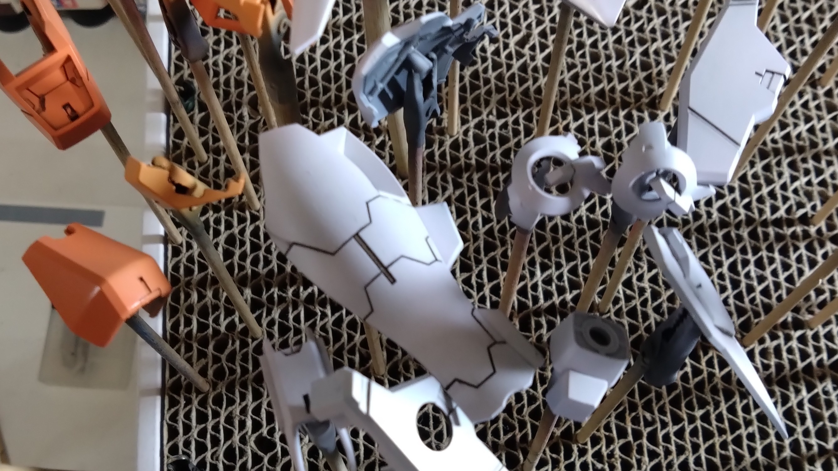 【ガンプラ】 最近スミ入れが滲んでうまくいかないことが多いので、気が付いたことをまとめます。MG 1/100 ガンダムキュリオスを塗装作成します。④の画像