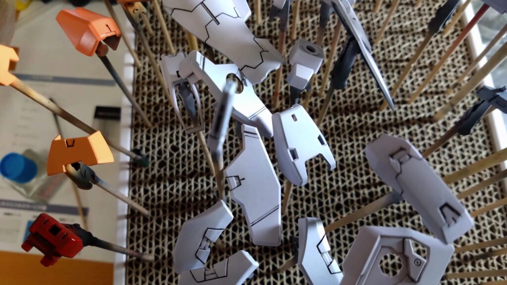 【ガンプラ】 最近スミ入れが滲んでうまくいかないことが多いので、気が付いたことをまとめます。MG 1/100 ガンダムキュリオスを塗装作成します。④の画像