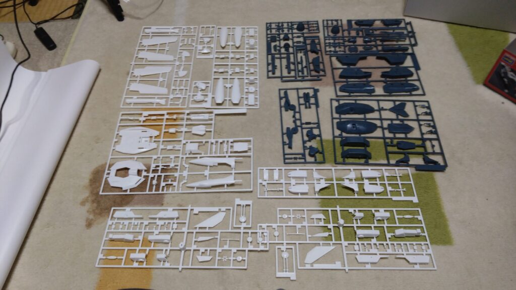 【スケールモデル作成】ハセガワ（Hasegawa）の超時空要塞マクロスキット、 1/72のVF-1 スーパー/ストライク バルキリー（ファイター形態）を作成します。スケールモデル初心者が挑戦します。①開封編の画像