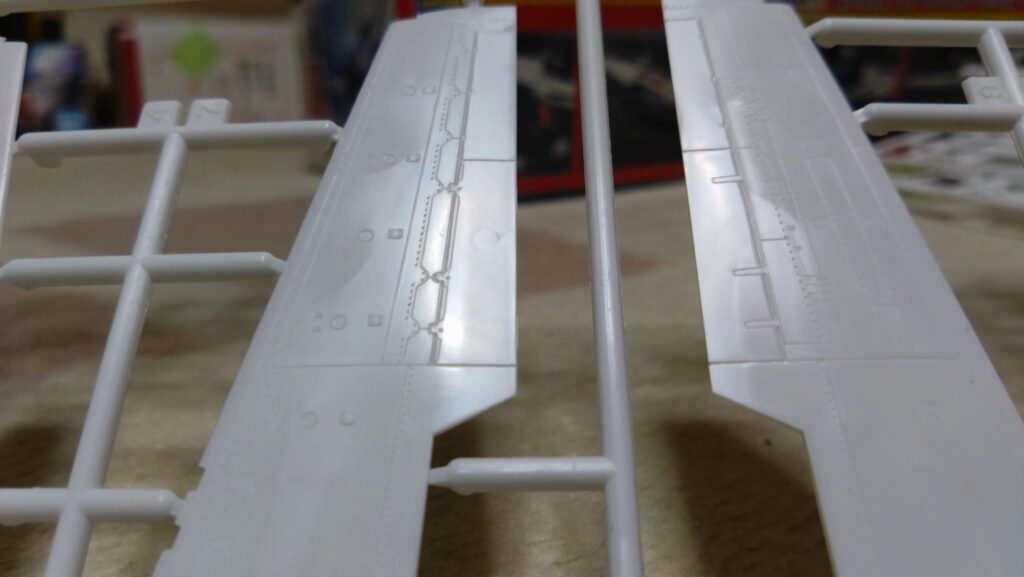 【スケールモデル作成】ハセガワ（Hasegawa）の超時空要塞マクロスキット、 1/72のVF-1 スーパー/ストライク バルキリー（ファイター形態）を作成します。スケールモデル初心者が挑戦します。①開封編の画像