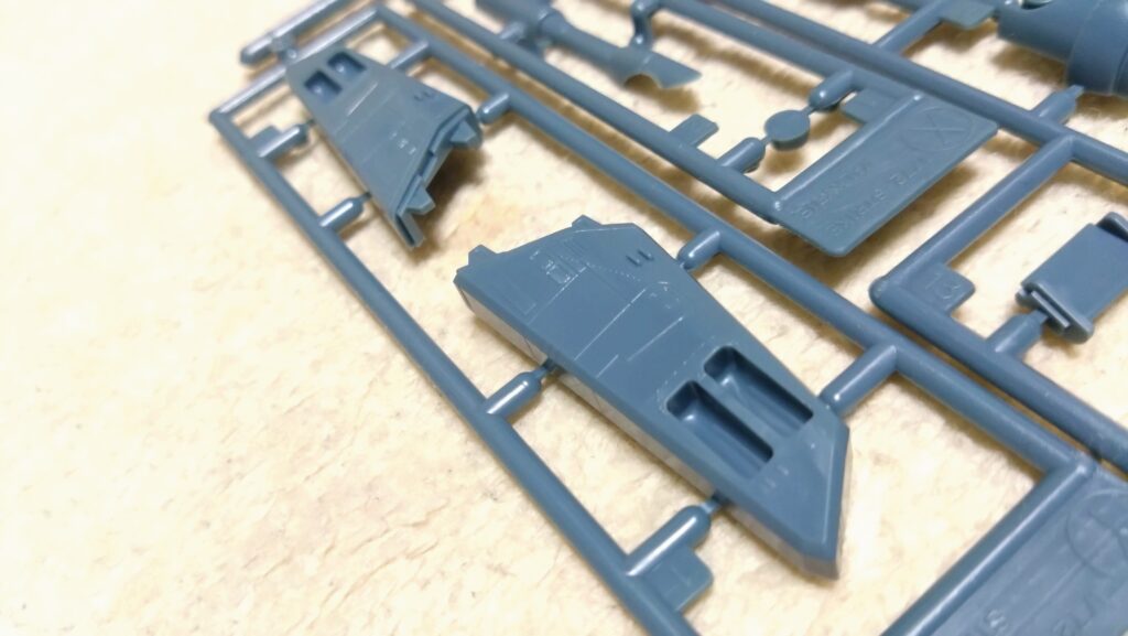 【スケールモデル作成】ハセガワ（Hasegawa）の超時空要塞マクロスキット、 1/72のVF-1 スーパー/ストライク バルキリー（ファイター形態）を作成します。スケールモデル初心者が挑戦します。①開封編の画像