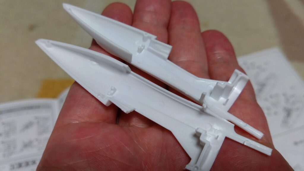 【スケールモデル作成】ハセガワ（Hasegawa）の超時空要塞マクロスキット、 1/72のVF-1 スーパー/ストライク バルキリー（ファイター形態）を作成します。スケールモデル初心者が挑戦します。①開封編の画像