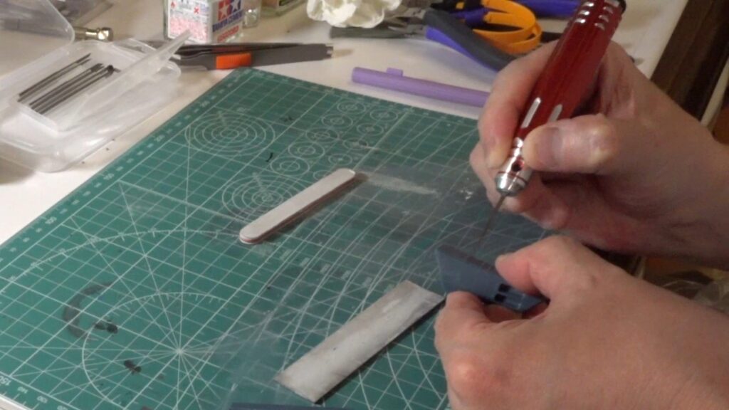 【キャラクターモデル作成】スケールモデル初心者が、ハセガワ（Hasegawa）の1/72 VF-1 スーパー/ストライク バルキリー（ファイター形態）を作成します。④引き続きのやすり掛け、後ハメ加工を続けながら、塗装準備のためにマスキングゾルを試してみました。（劇場版 超時空要塞マクロス 愛・おぼえていますか）の画像