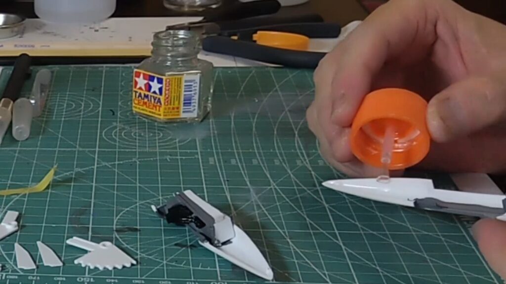 【キャラクターモデル作成】ハセガワ（Hasegawa）の1/72 VF-1 スーパー/ストライク バルキリー（ファイター形態）を作成します。②スケールモデル初心者が挑戦、まずは、合わせ目消しするために接着していきます。（劇場版 超時空要塞マクロス
