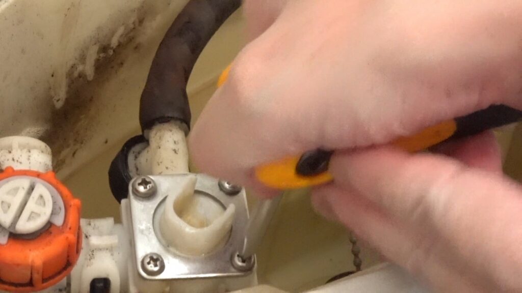 TOTOのトイレタンクから微かな水漏れ音がします。素人がDIYで修理できるのか試します。結局のところ、トラブルの原因は”ダイヤフラム”か”排水弁のパッキン”なのかを解き明かします。の画像