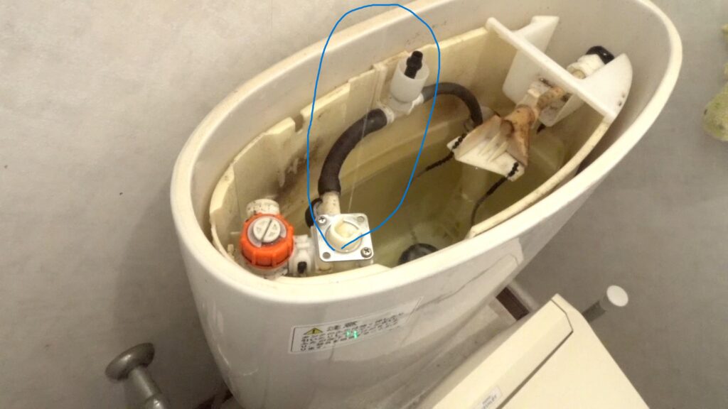 TOTOのトイレタンクから微かな水漏れ音がします。素人がDIYで修理できるのか試します。結局のところ、トラブルの原因は”ダイヤフラム”か”排水弁のパッキン”なのかを解き明かします。の画像