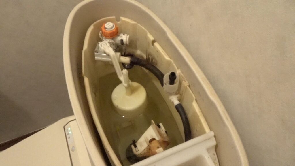 TOTOのトイレタンクから微かな水漏れ音がします。素人がDIYで修理できるのか試します。結局のところ、トラブルの原因は”ダイヤフラム”か”排水弁のパッキン”なのかを解き明かします。の画像