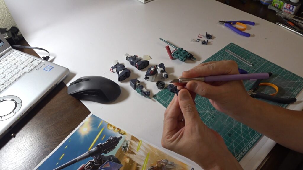 マックスファクトリー1/72 コンバットアーマー ダグラム Ver.GT （太陽の牙 ダグラム）を塗装作成します。②素組を分解、パーティングラインを消して、合わせ目を消し、そして初めて段落ちモールドを追加しますの画像