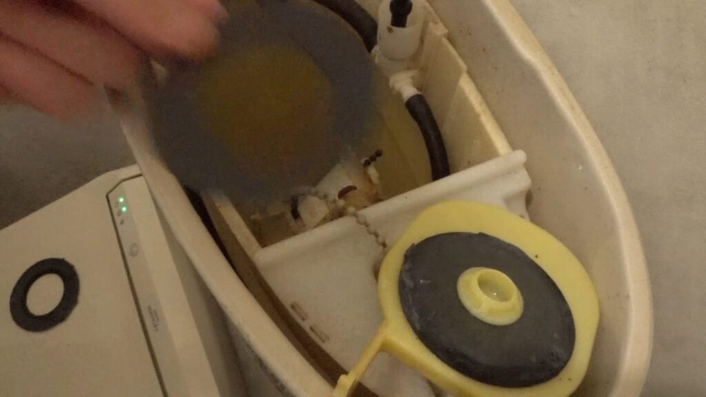 TOTOのトイレタンクから微かな水漏れ音がします。素人がDIYで修理できるのか試します。結局のところ、トラブルの原因は”ダイヤフラム”か”排水弁のパッキン”なのかを解き明かします。の画像