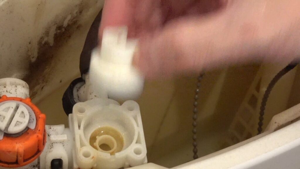 TOTOのトイレタンクから微かな水漏れ音がします。素人がDIYで修理できるのか試します。結局のところ、トラブルの原因は”ダイヤフラム”か”排水弁のパッキン”なのかを解き明かします。の画像