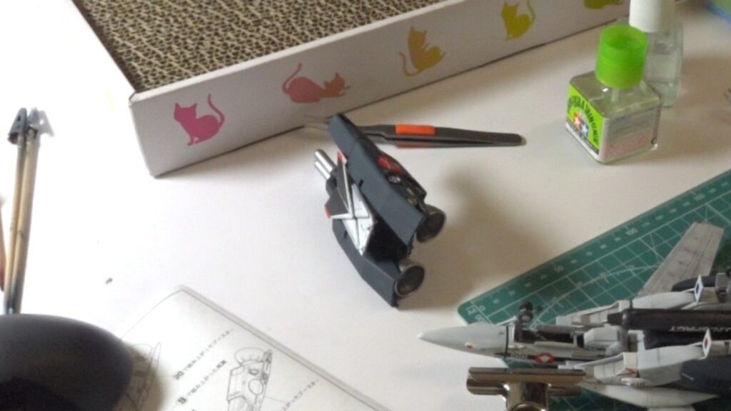 最終組み立てで完成です。スケールモデル初心者が、ハセガワ（Hasegawa）の1/72 VF-1 スーパー/ストライク バルキリー（ファイター形態）を作成します。⑧（劇場版 超時空要塞マクロス 愛・おぼえていますか）の画像