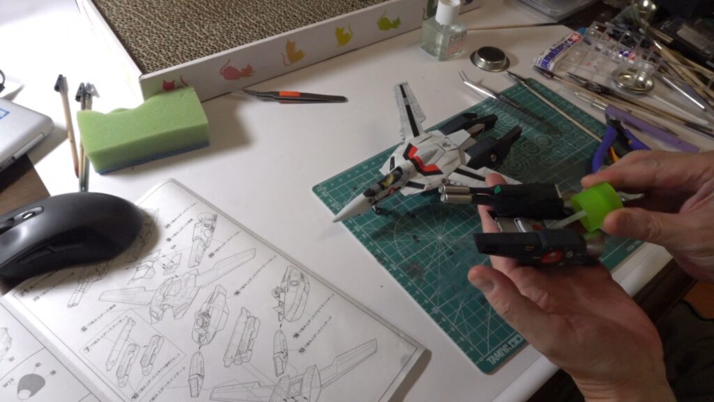 最終組み立てで完成です。スケールモデル初心者が、ハセガワ（Hasegawa）の1/72 VF-1 スーパー/ストライク バルキリー（ファイター形態）を作成します。⑧（劇場版 超時空要塞マクロス 愛・おぼえていますか）の画像