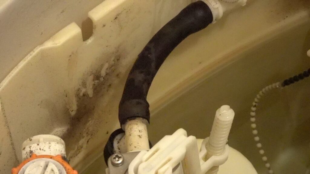 TOTOのトイレタンクから微かな水漏れ音がします。素人がDIYで修理できるのか試します。結局のところ、トラブルの原因は”ダイヤフラム”か”排水弁のパッキン”なのかを解き明かします。の画像