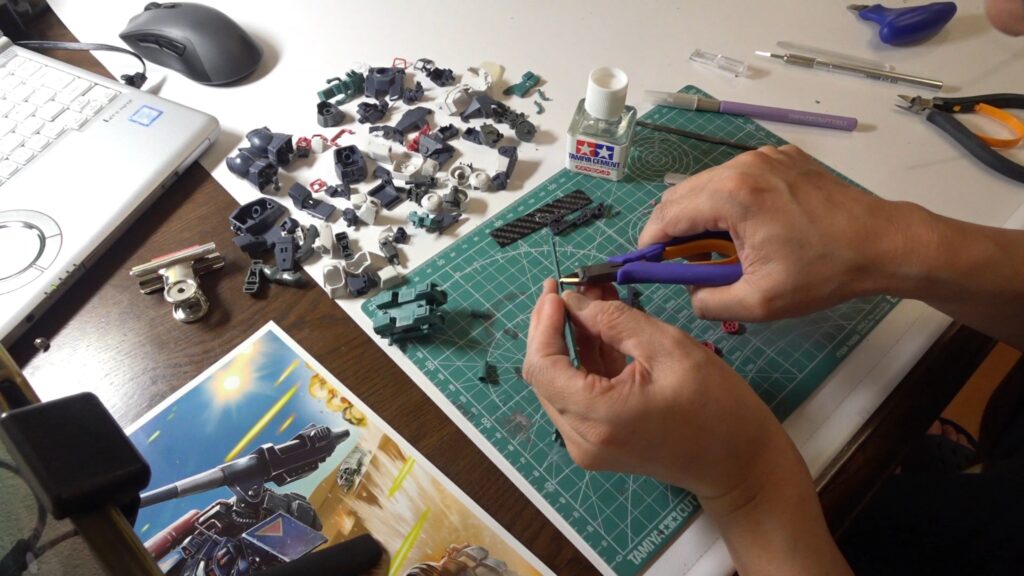 マックスファクトリー1/72 コンバットアーマー ダグラム Ver.GT （太陽の牙 ダグラム）を塗装作成します。②素組を分解、パーティングラインを消して、合わせ目を消し、そして初めて段落ちモールドを追加しますの画像