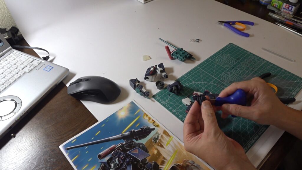マックスファクトリー1/72 コンバットアーマー ダグラム Ver.GT （太陽の牙 ダグラム）を塗装作成します。②素組を分解、パーティングラインを消して、合わせ目を消し、そして初めて段落ちモールドを追加しますの画像