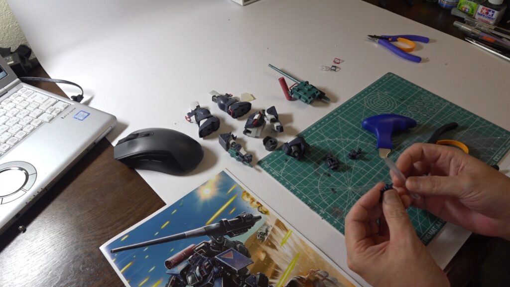 マックスファクトリー1/72 コンバットアーマー ダグラム Ver.GT （太陽の牙 ダグラム）を塗装作成します。②素組を分解、パーティングラインを消して、合わせ目を消し、そして初めて段落ちモールドを追加しますの画像