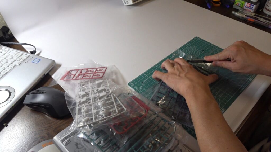 1/72 コンバットアーマー ダグラム Ver.GT マックスファクトリー(太陽の牙 ダグラム)を塗装作成します。①まずは、素組してみますの画像