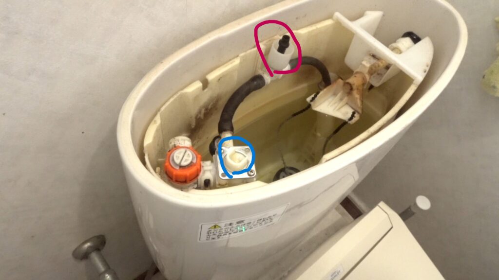 TOTOのトイレタンクから微かな水漏れ音がします。素人がDIYで修理できるのか試します。結局のところ、トラブルの原因は”ダイヤフラム”か”排水弁のパッキン”なのかを解き明かします。の画像