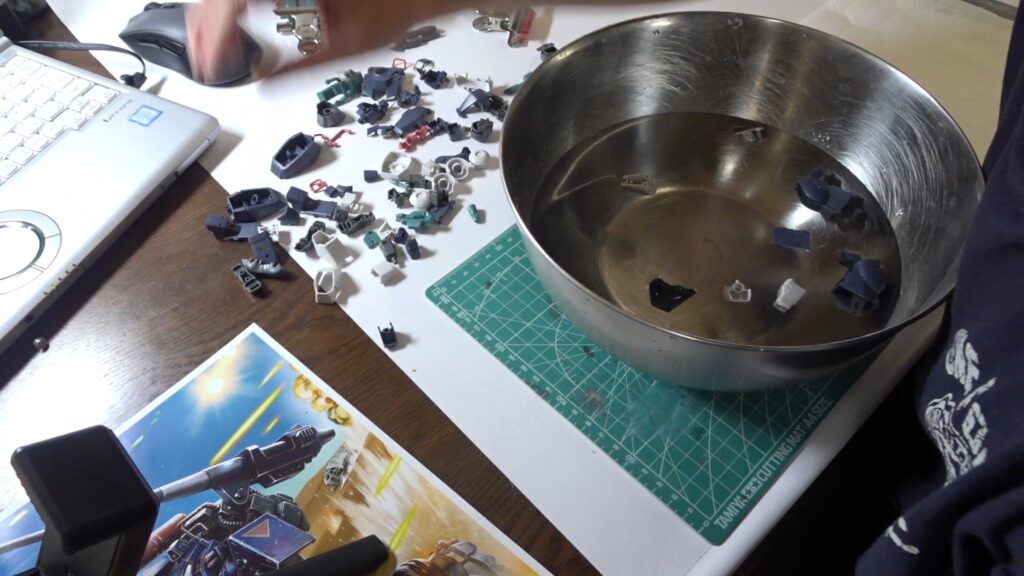 マックスファクトリー1/72 コンバットアーマー ダグラム Ver.GT （太陽の牙 ダグラム）を塗装作成します。②素組を分解、パーティングラインを消して、合わせ目を消し、そして初めて段落ちモールドを追加しますの画像