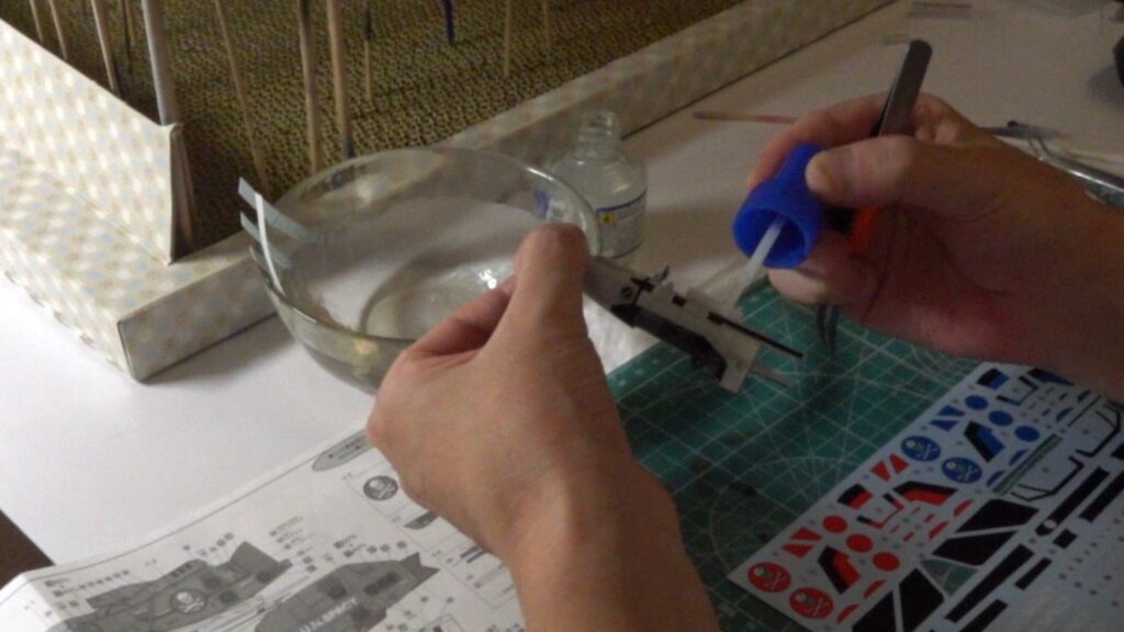 肝心かなめの水転写デカールを攻略します。スケールモデル初心者が、ハセガワ（Hasegawa）の1/72 VF-1 スーパー/ストライク バルキリー（ファイター形態）を作成します。⑦（劇場版 超時空要塞マクロス 愛・おぼえていますか）の画像