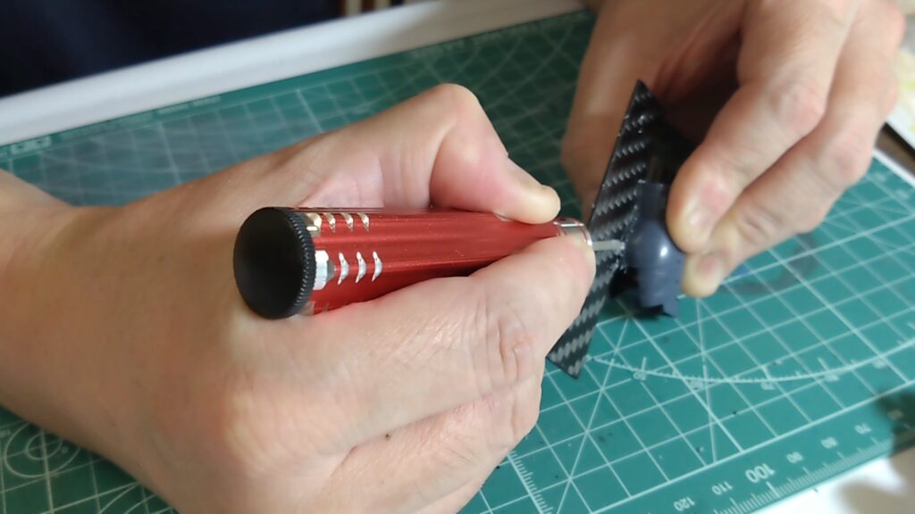 マックスファクトリー1/72 コンバットアーマー ダグラム Ver.GT （太陽の牙 ダグラム）を塗装作成します。②素組を分解、パーティングラインを消して、合わせ目を消し、そして初めて段落ちモールドを追加しますの画像