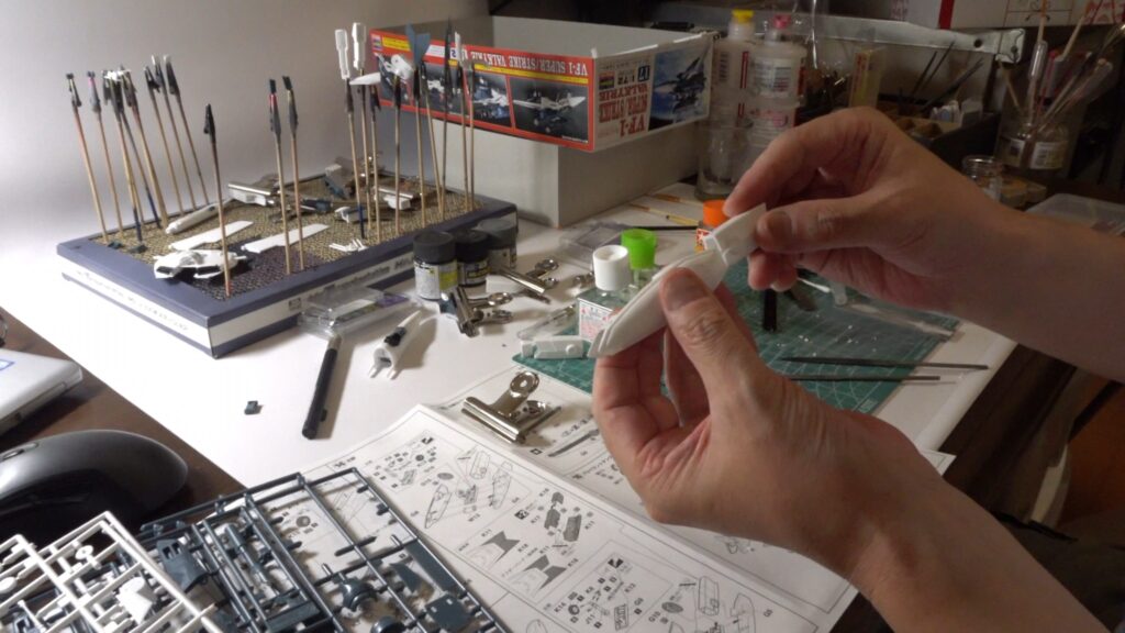 【キャラクターモデル作成】スケールモデル初心者が、ハセガワ（Hasegawa）の1/72 VF-1 スーパー/ストライク バルキリー（ファイター形態）を作成します。③まだ合わせ目消し作業は終わっていませんが、続いて後ハメ加工を試します。（劇場版 超時空要塞マクロス 愛・おぼえていますか）の画像