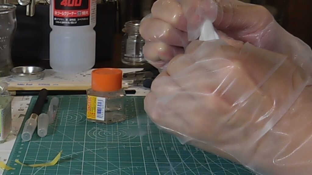 【キャラクターモデル作成】ハセガワ（Hasegawa）の1/72 VF-1 スーパー/ストライク バルキリー（ファイター形態）を作成します。②スケールモデル初心者が挑戦、まずは、合わせ目消しするために接着していきます。（劇場版 超時空要塞マクロス