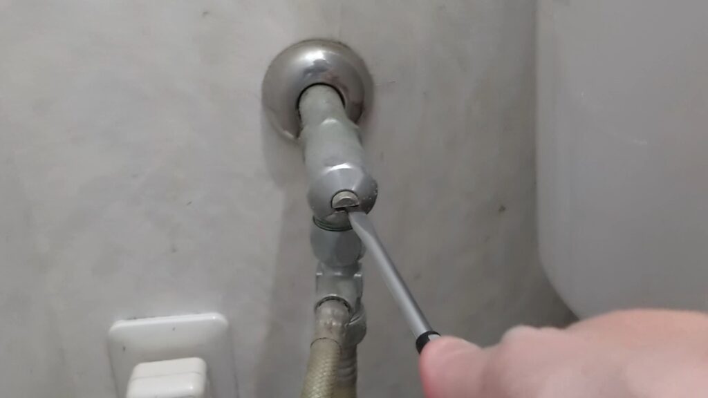 TOTOのトイレタンクから微かな水漏れ音がします。素人がDIYで修理できるのか試します。結局のところ、トラブルの原因は”ダイヤフラム”か”排水弁のパッキン”なのかを解き明かします。の画像