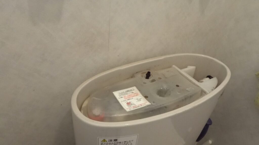 TOTOのトイレタンクから微かな水漏れ音がします。素人がDIYで修理できるのか試します。結局のところ、トラブルの原因は”ダイヤフラム”か”排水弁のパッキン”なのかを解き明かします。の画像