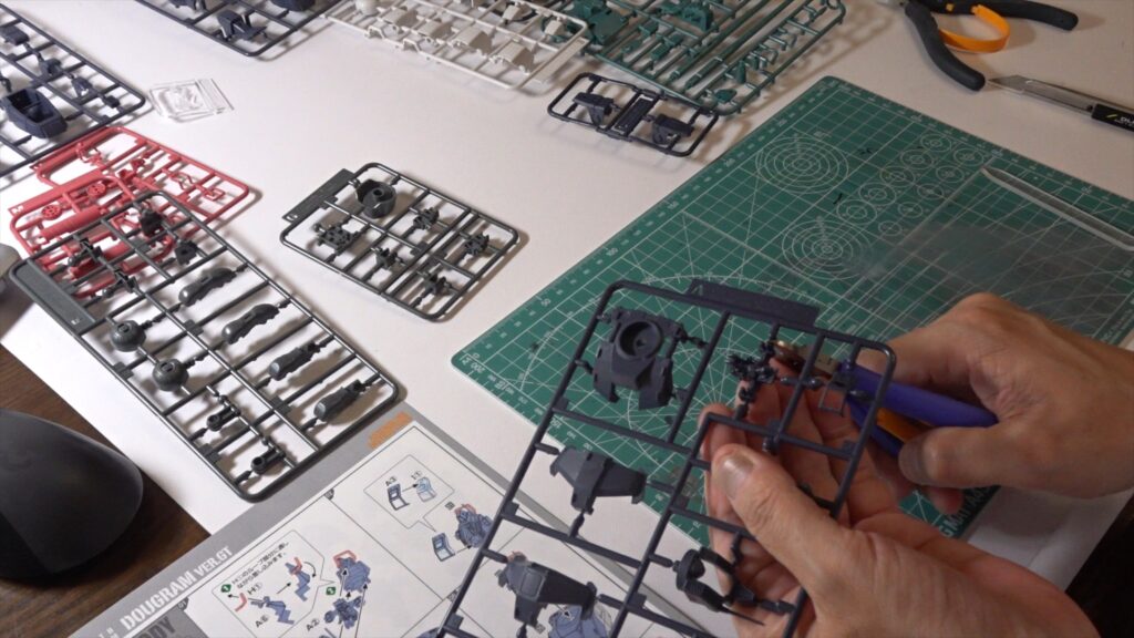 1/72 コンバットアーマー ダグラム Ver.GT マックスファクトリー(太陽の牙 ダグラム)を塗装作成します。①まずは、素組してみますの画像