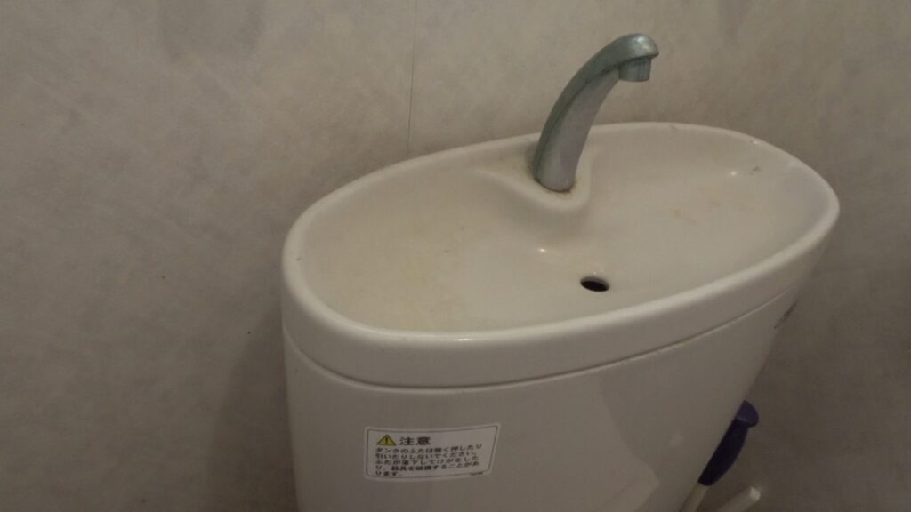 TOTOのトイレタンクから微かな水漏れ音がします。素人がDIYで修理できるのか試します。結局のところ、トラブルの原因は”ダイヤフラム”か”排水弁のパッキン”なのかを解き明かします。の画像