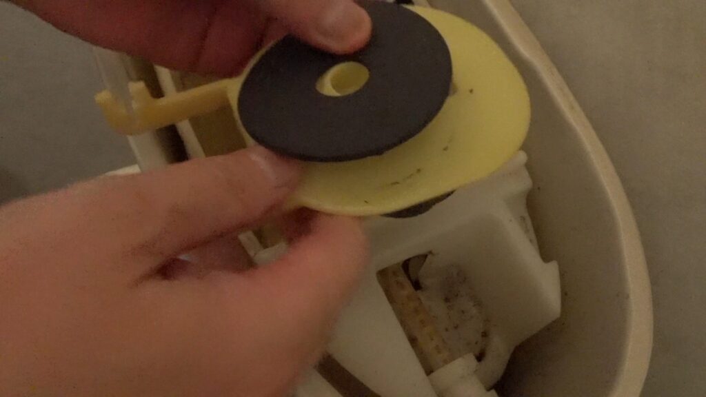 TOTOのトイレタンクから微かな水漏れ音がします。素人がDIYで修理できるのか試します。結局のところ、トラブルの原因は”ダイヤフラム”か”排水弁のパッキン”なのかを解き明かします。の画像