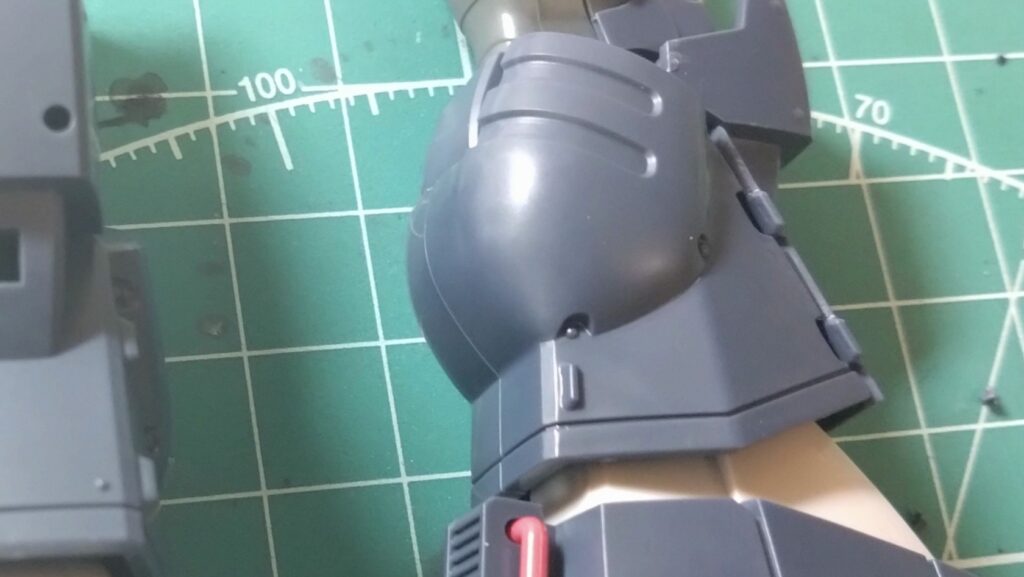 マックスファクトリー1/72 コンバットアーマー ダグラム Ver.GT （太陽の牙 ダグラム）を塗装作成します。②素組を分解、パーティングラインを消して、合わせ目を消し、そして初めて段落ちモールドを追加しますの画像