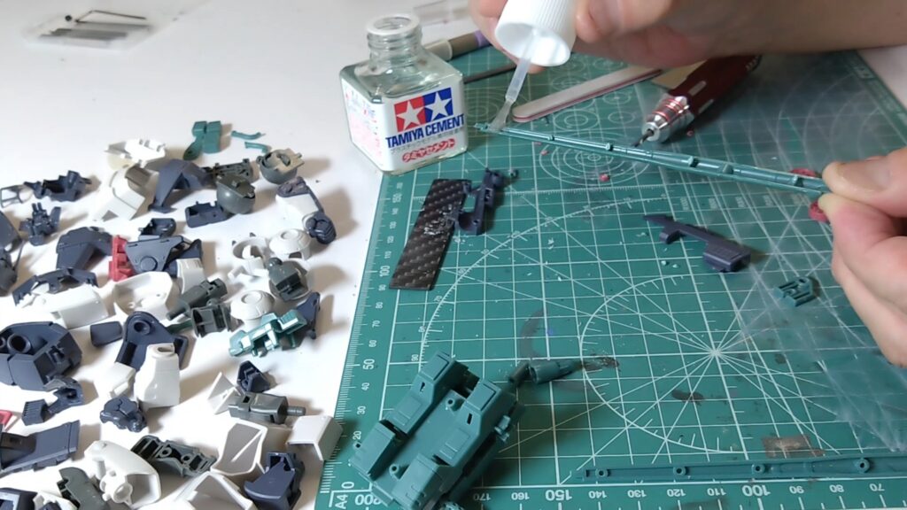 マックスファクトリー1/72 コンバットアーマー ダグラム Ver.GT （太陽の牙 ダグラム）を塗装作成します。②素組を分解、パーティングラインを消して、合わせ目を消し、そして初めて段落ちモールドを追加しますの画像