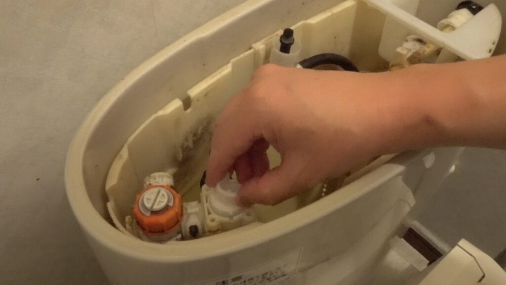 TOTOのトイレタンクから微かな水漏れ音がします。素人がDIYで修理できるのか試します。結局のところ、トラブルの原因は”ダイヤフラム”か”排水弁のパッキン”なのかを解き明かします。の画像