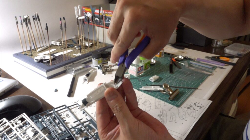 【キャラクターモデル作成】スケールモデル初心者が、ハセガワ（Hasegawa）の1/72 VF-1 スーパー/ストライク バルキリー（ファイター形態）を作成します。③まだ合わせ目消し作業は終わっていませんが、続いて後ハメ加工を試します。（劇場版 超時空要塞マクロス 愛・おぼえていますか）の画像