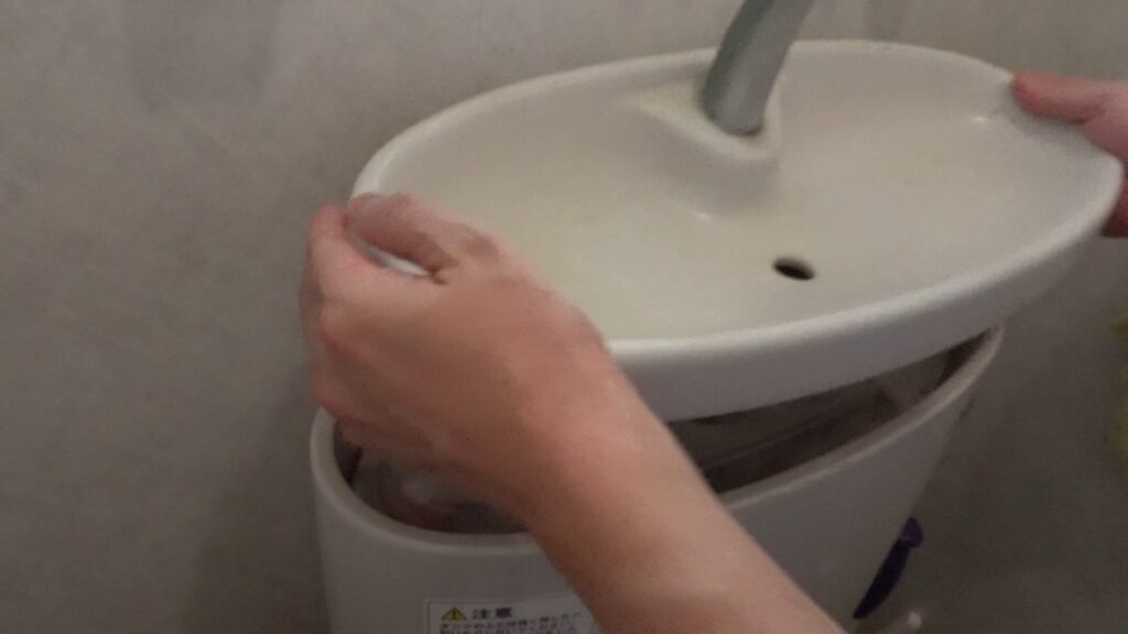 TOTOのトイレタンクから微かな水漏れ音がします。素人がDIYで修理できるのか試します。結局のところ、トラブルの原因は”ダイヤフラム”か”排水弁のパッキン”なのかを解き明かします。の画像