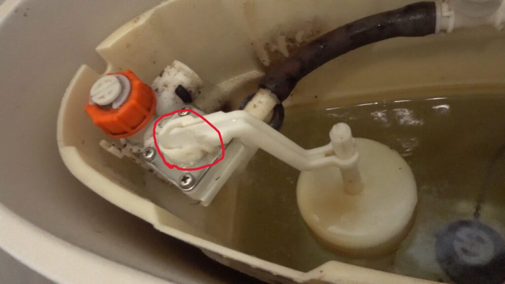 TOTOのトイレタンクから微かな水漏れ音がします。素人がDIYで修理できるのか試します。結局のところ、トラブルの原因は”ダイヤフラム”か”排水弁のパッキン”なのかを解き明かします。の画像