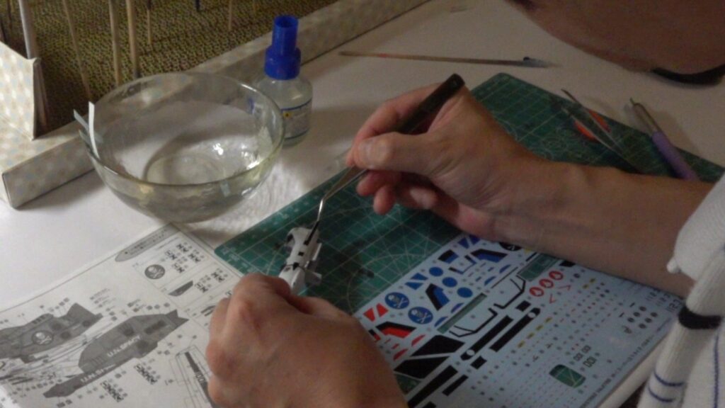 肝心かなめの水転写デカールを攻略します。スケールモデル初心者が、ハセガワ（Hasegawa）の1/72 VF-1 スーパー/ストライク バルキリー（ファイター形態）を作成します。⑦（劇場版 超時空要塞マクロス 愛・おぼえていますか）の画像