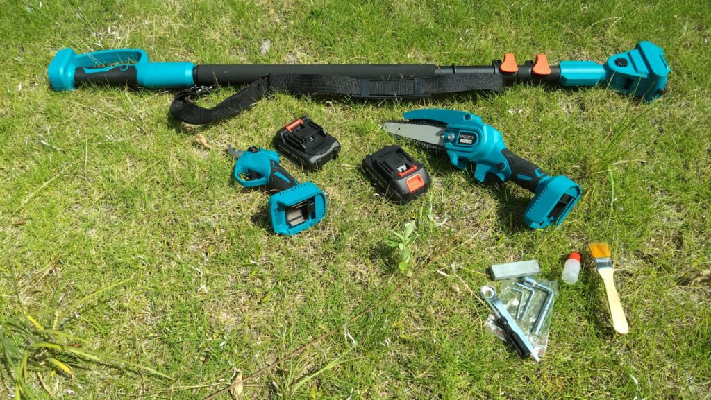 庭の高木の手入れはどうすればよいのか。業者に頼らずに、Amazonで購入した高枝チェーンソーと高枝電動バサミで、剪定、伐採、などの手入れをします。の画像