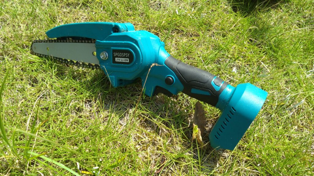 庭の高木の手入れはどうすればよいのか。業者に頼らずに、Amazonで購入した高枝チェーンソーと高枝電動バサミで、剪定、伐採、などの手入れをします。の画像