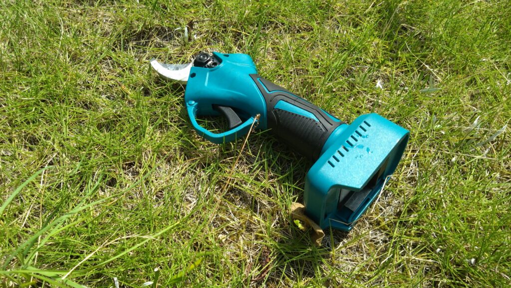 庭の高木の手入れはどうすればよいのか。業者に頼らずに、Amazonで購入した高枝チェーンソーと高枝電動バサミで、剪定、伐採、などの手入れをします。の画像