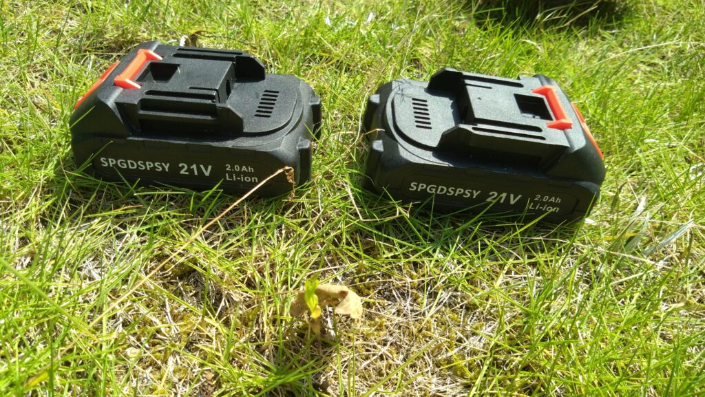 庭の高木の手入れはどうすればよいのか。業者に頼らずに、Amazonで購入した高枝チェーンソーと高枝電動バサミで、剪定、伐採、などの手入れをします。の画像