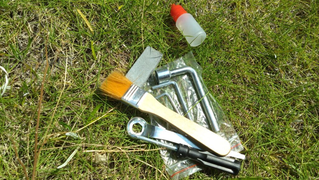 庭の高木の手入れはどうすればよいのか。業者に頼らずに、Amazonで購入した高枝チェーンソーと高枝電動バサミで、剪定、伐採、などの手入れをします。の画像