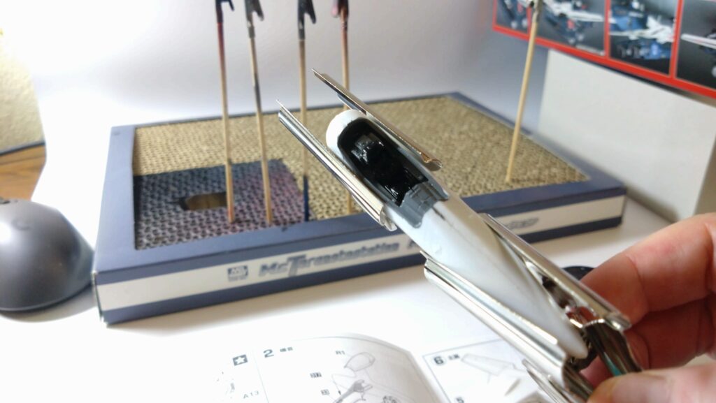 【キャラクターモデル作成】ハセガワ(Hasegawa)の1/72 VF-1 スーパー/ストライク バルキリー(ファイター形態)を作成します。②スケールモデル初心者が挑戦、まずは、合わせ目消しするために接着していきます。(劇場版 超時空要塞マクロス 愛・おぼえていますか)の画像