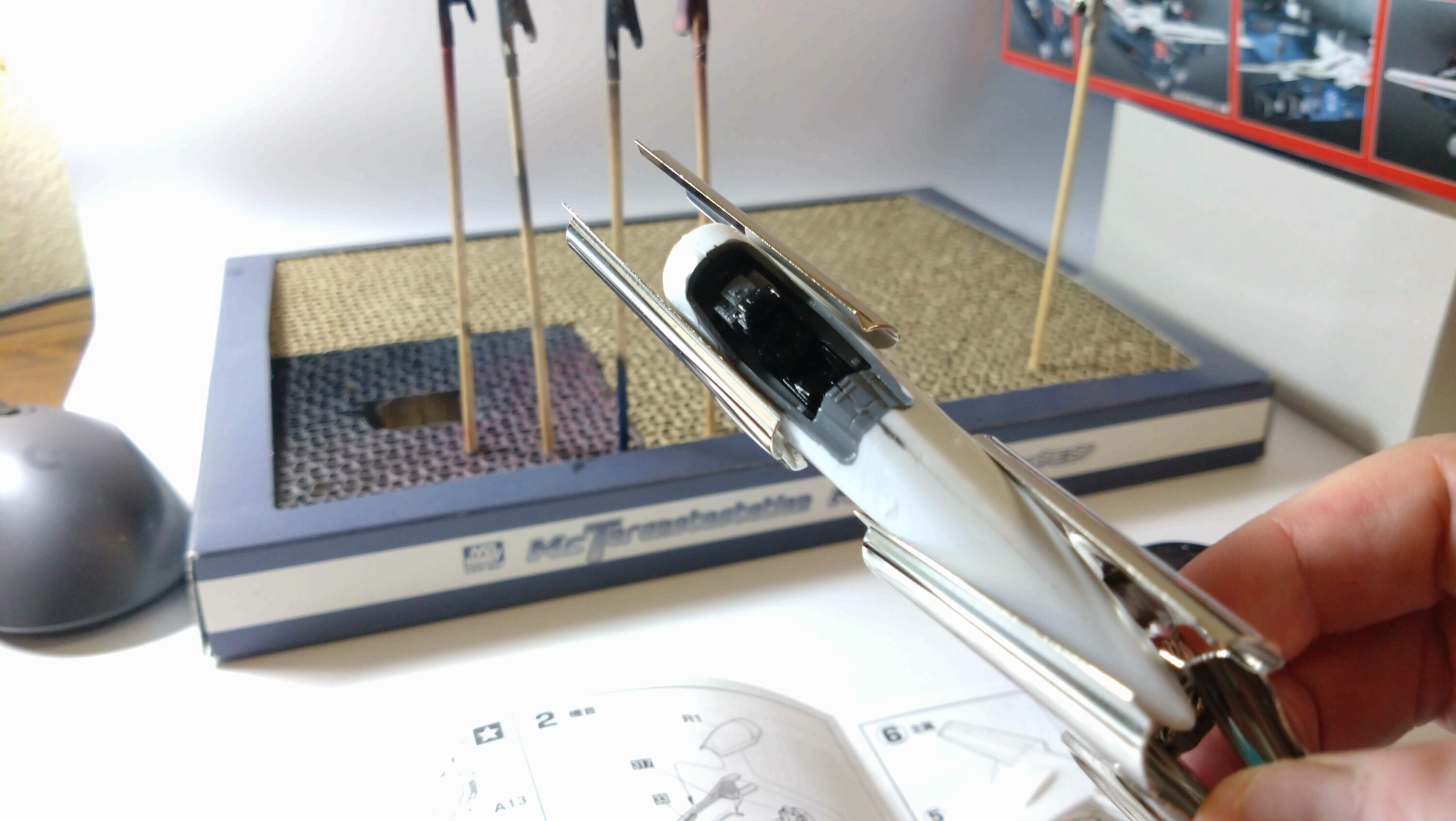 【キャラクターモデル作成】ハセガワ（Hasegawa）の1/72 VF-1 スーパー/ストライク バルキリー（ファイター形態）を作成します。②スケールモデル初心者が挑戦、まずは、合わせ目消しするために接着していきます。（劇場版 超時空要塞マクロス 愛・おぼえていますか）の画像